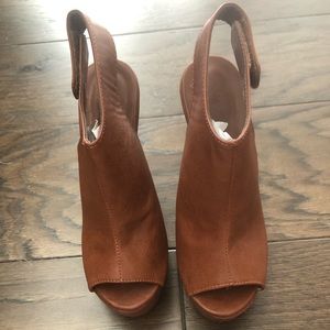 Women’s peep toe platform shoes